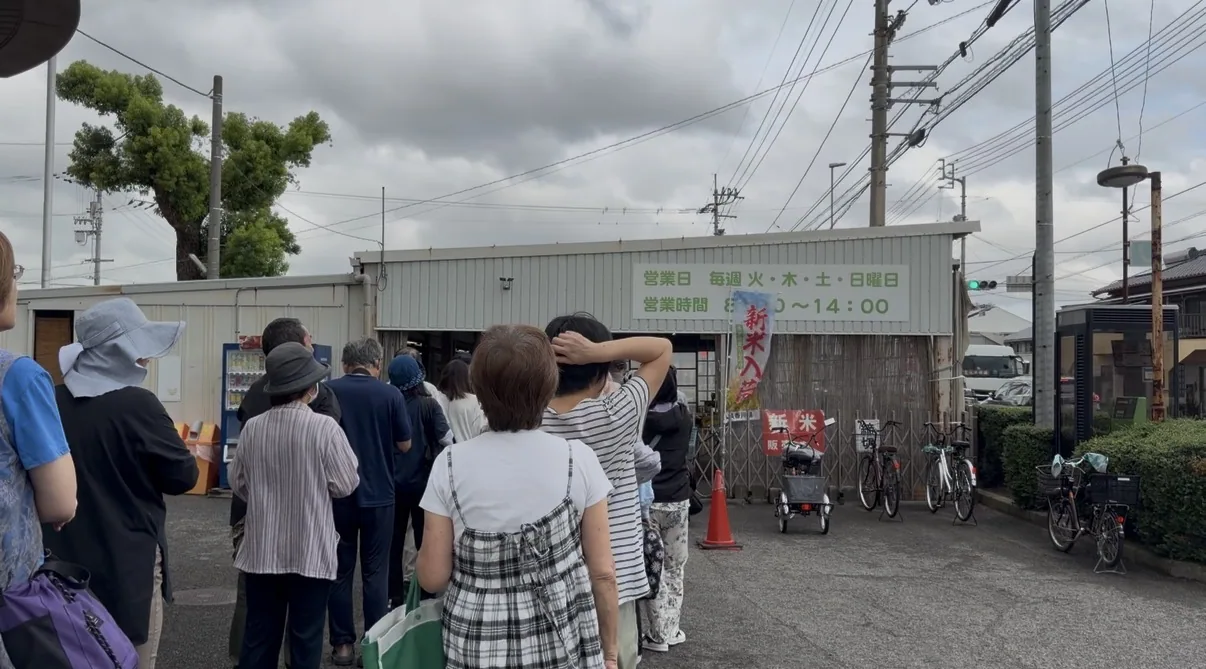JA香川大内ふれあい市の開店前に並ぶお客さんの行列