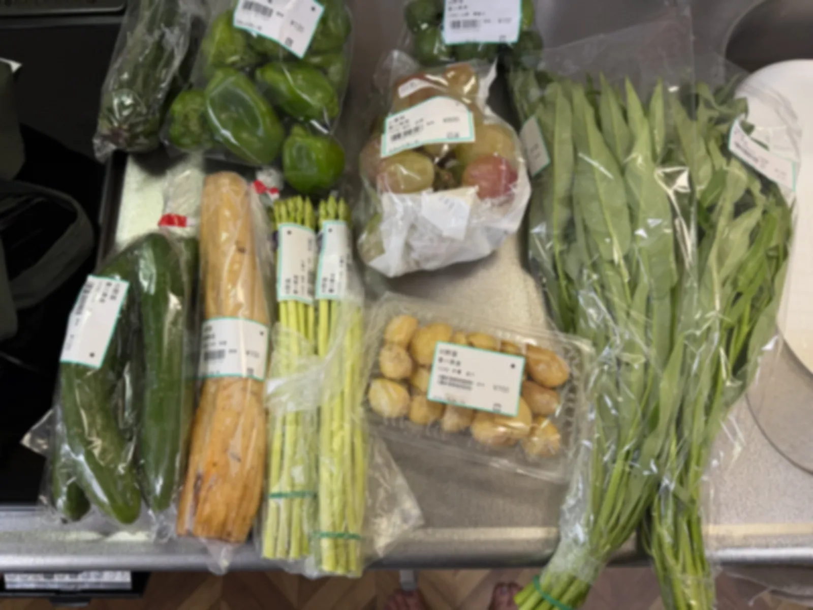 大内ふれあい市で買った野菜11袋とぶどう1房を並べた写真